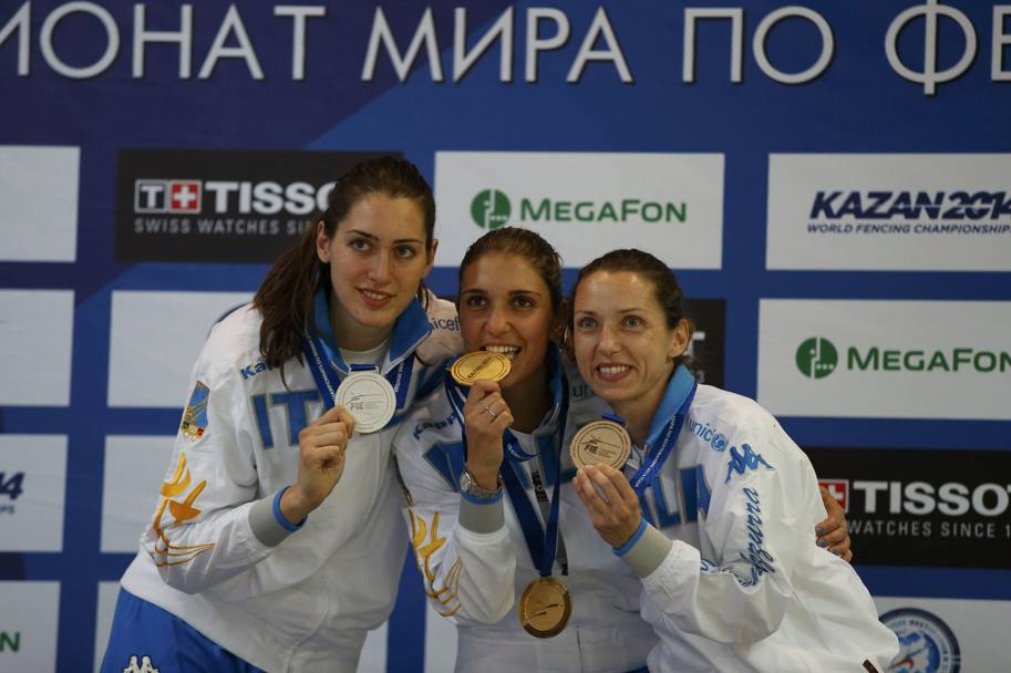Martina Batini, argento, Arianna Errigo, oro, e Valentina Vezzali, bronzo, sul podio di Kazan, in Russia, ai Mondiali di fioretto. Action Images